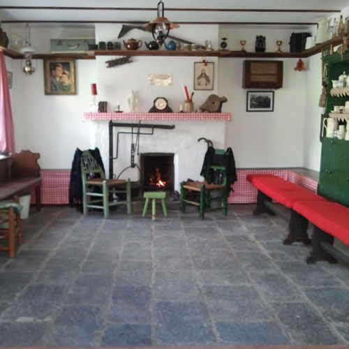 tinteán ceoil fireplace with chairs and stools